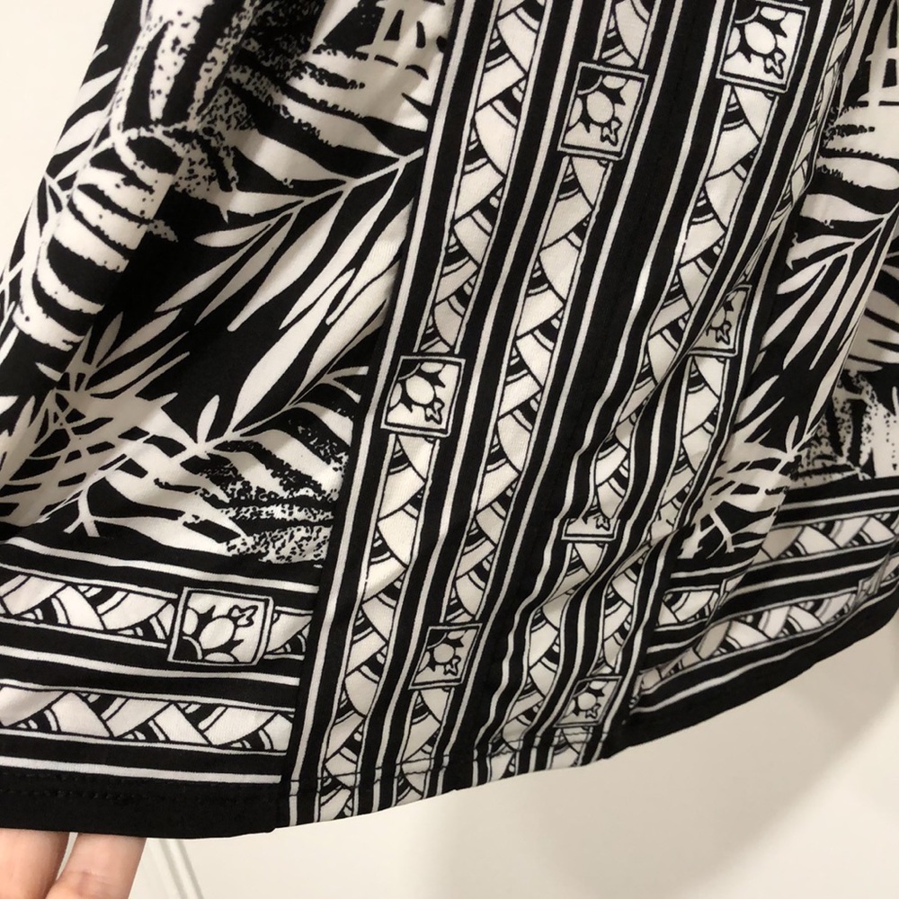 Max Studio Black and White Leaf Print Sleeveless Dress
(Bin 10) - Picture 7 of 10